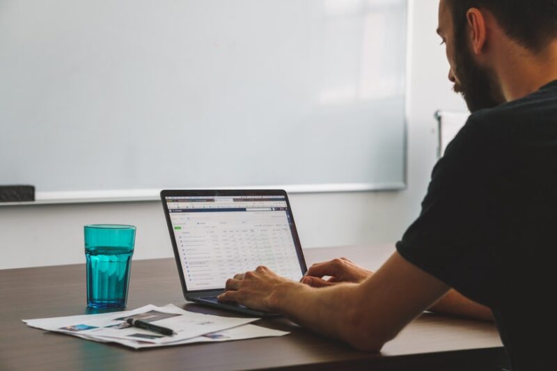 Which-Tools-Are-Found-In-The-Header-Section-Of-The-Hootsuite-Dashboard?-(Pick Three)